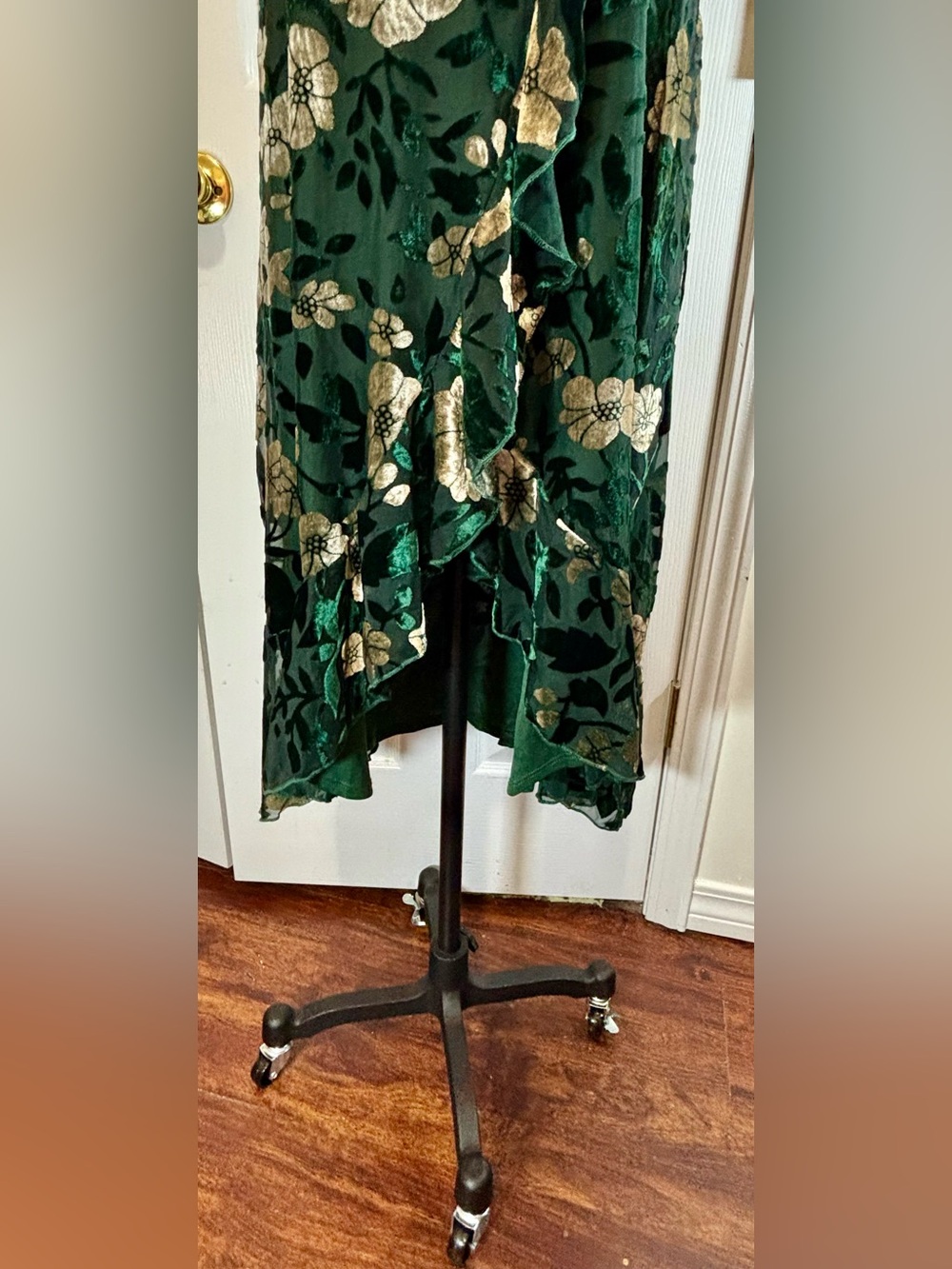 Lulus NWT Women’s Emerald Green Floral Velvet Burnout Wrap Midi Size XS or M - Picture 4 of 13